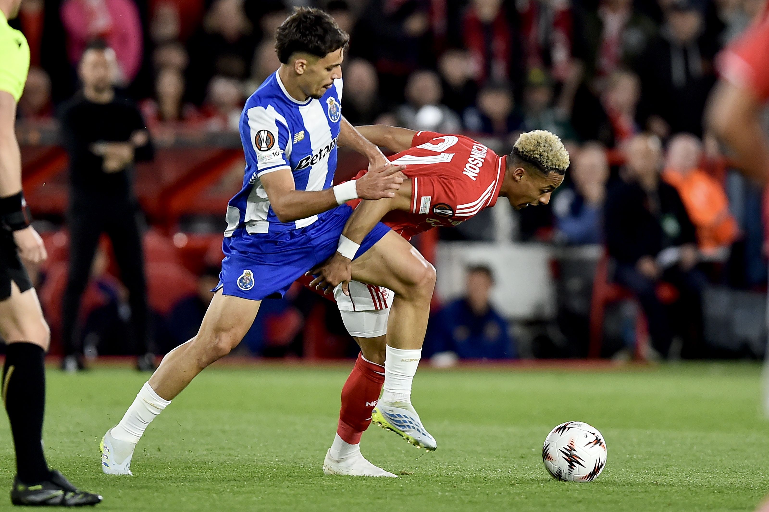 Francisco Moura tenta roubar a bola a Hutchinson no jogo do FC Porto com o Nottingham Forest- Foto: IMAGO