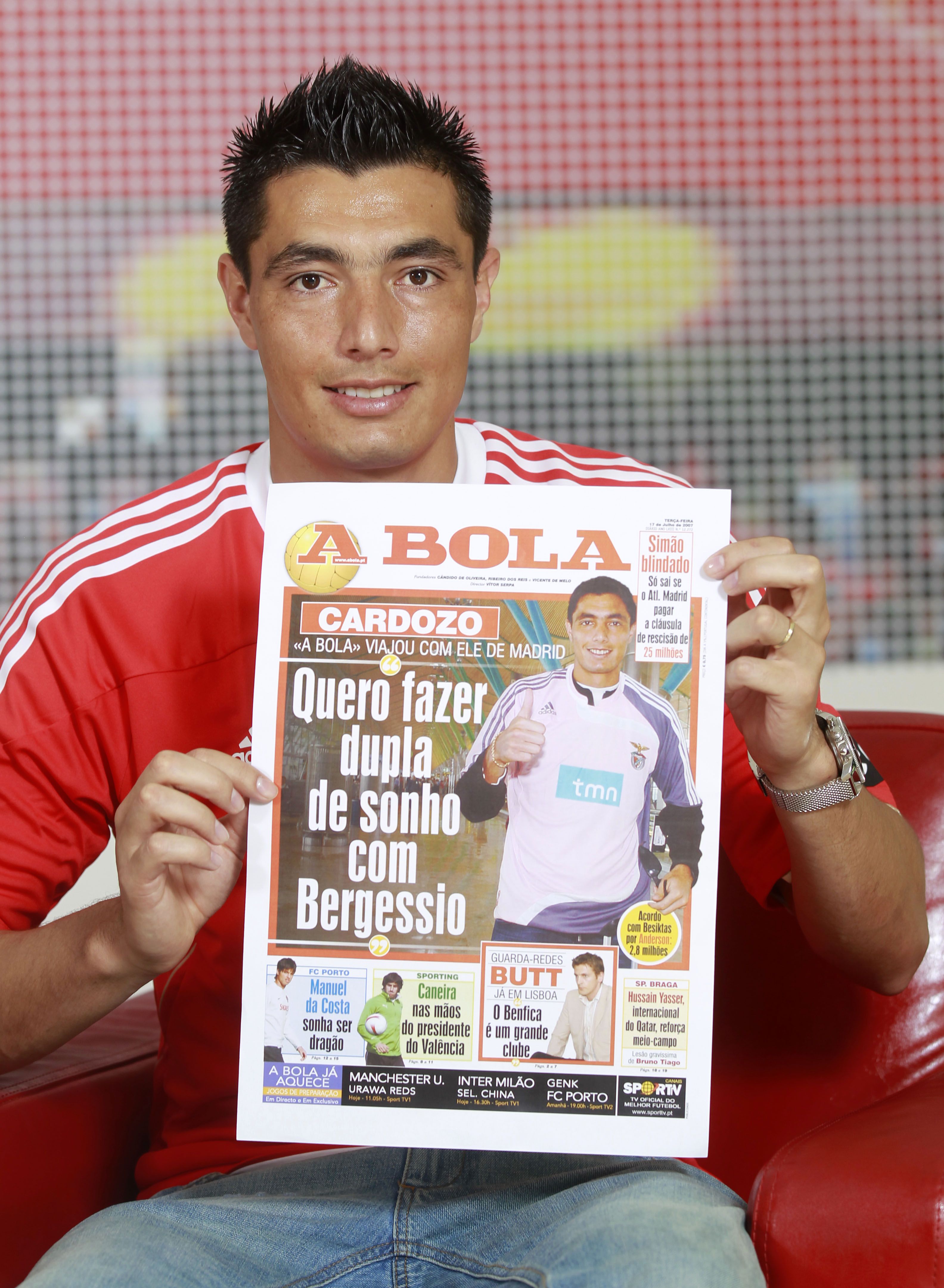 Cardozo exibe edição do jornal A BOLA do dia em que chega ao Benfica, durante entrega de A Bola de Prata em 2011/12 - Foto: A BOLA/André Alves