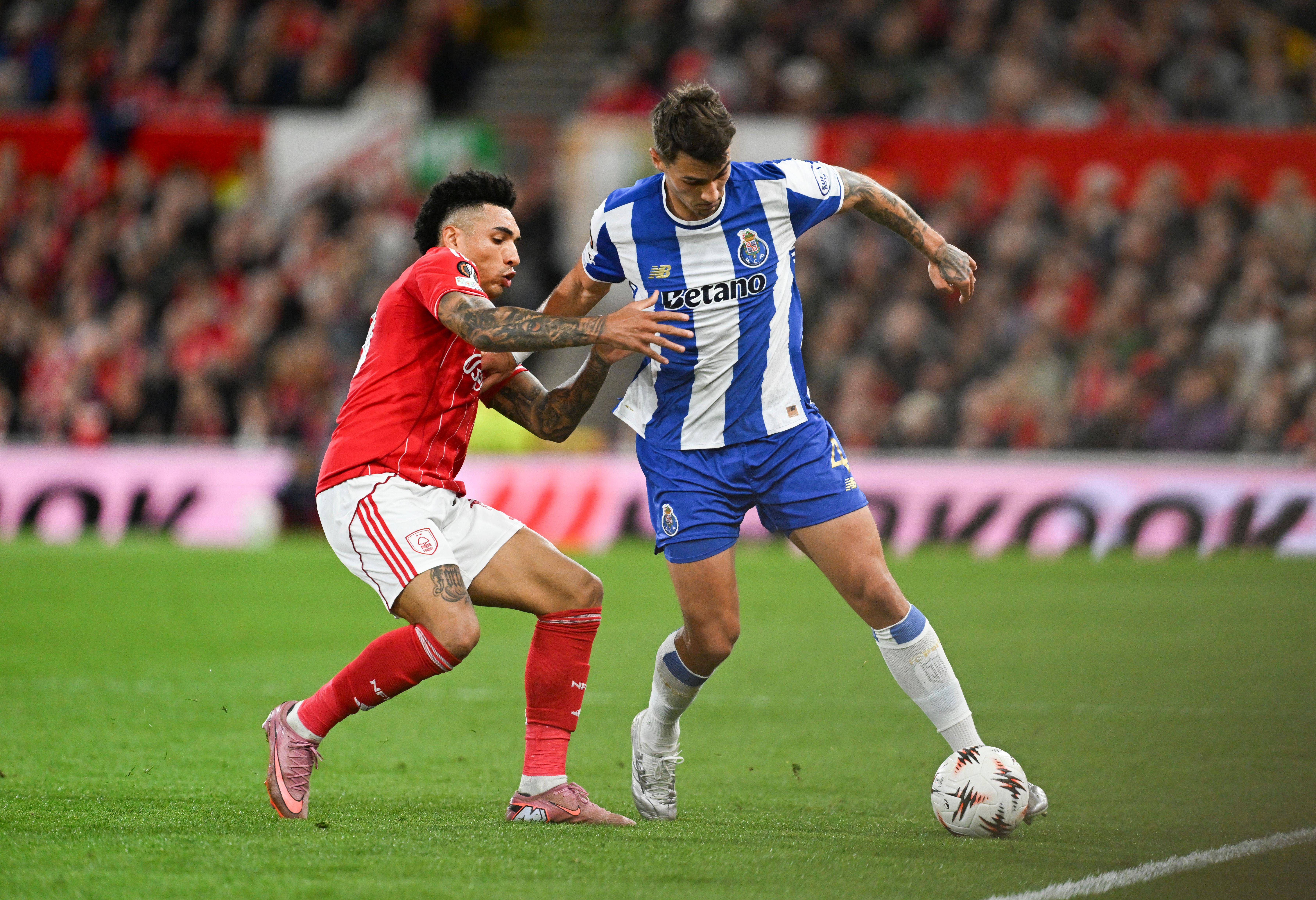Kiwior foge a Igor Jesus no jogo do FC Porto com o Nottingham Forest- Foto: IMAGO