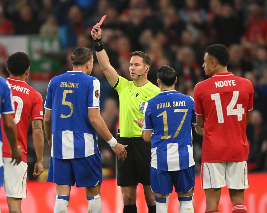 Bednarek foi expulso aos 8' - Foto: Imago