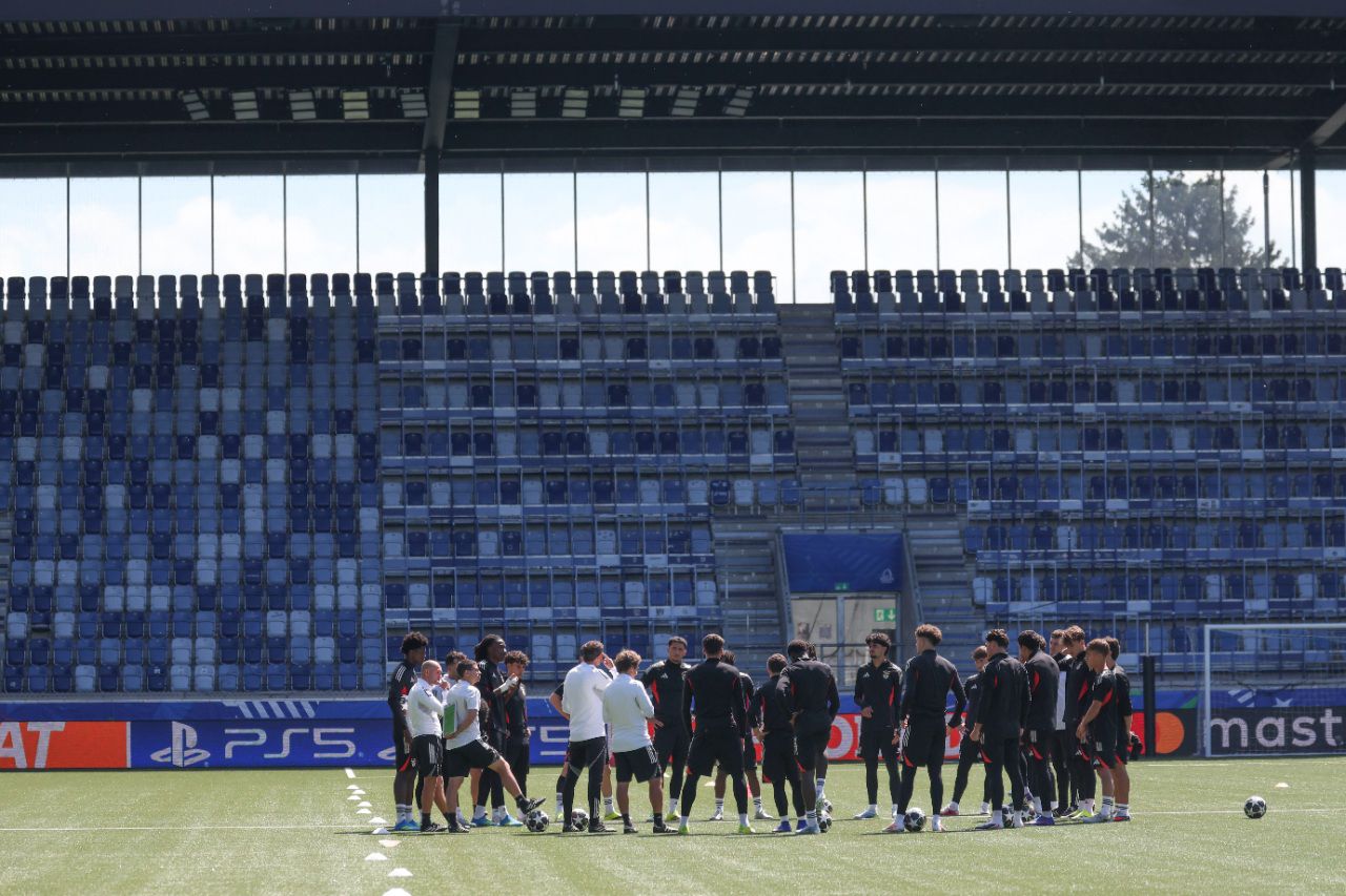 Reunião encarnada no centro do relvado - Foto: SL Benfica