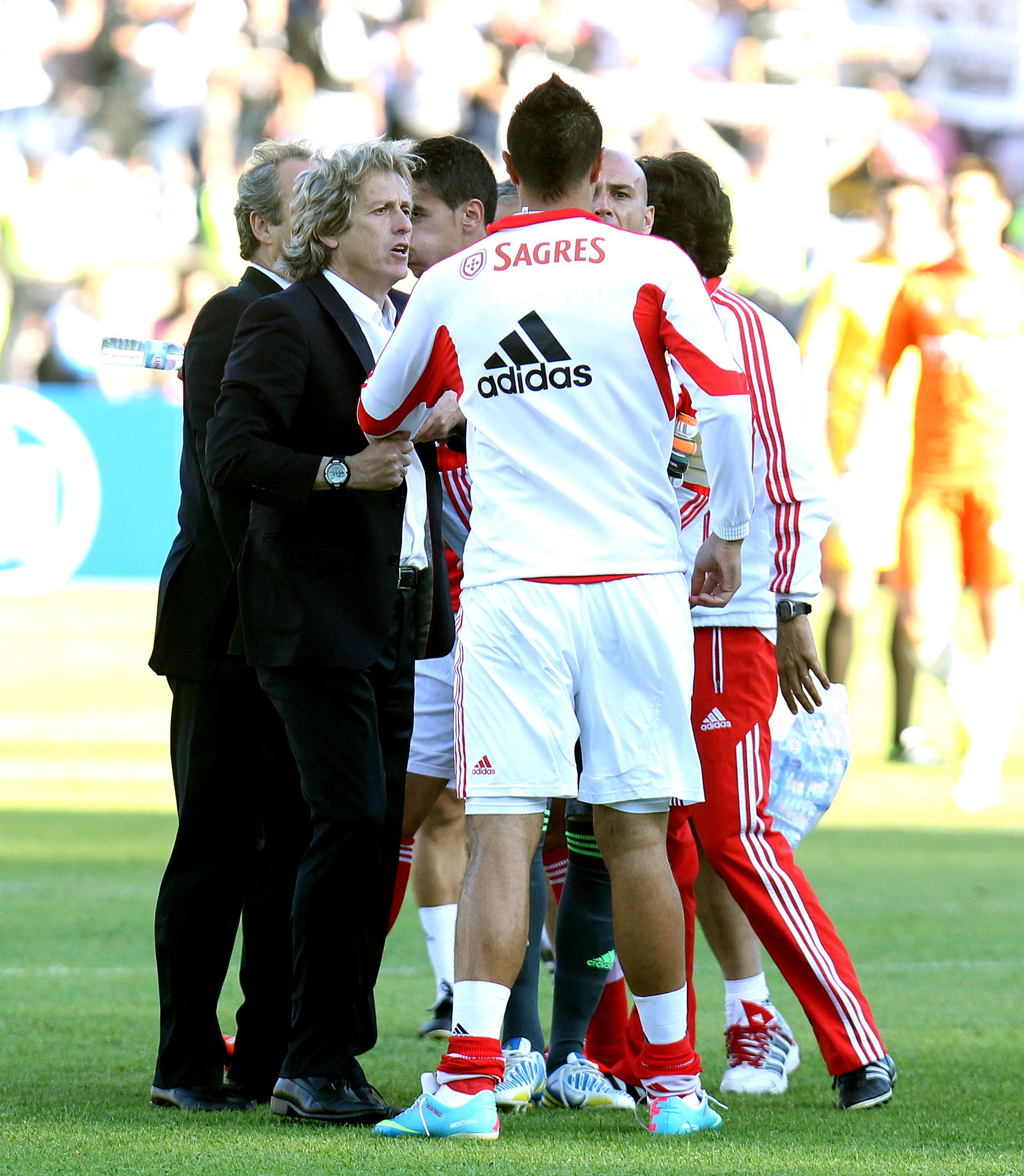 Discussão entre Cardozo e Jorge Jesus na derrota do Benfica com o Vitória de Guimarães na final da Taça de Portugal (1-2), a 26 de maio de 2013 - Foto: A BOLA/Miguel Nunes