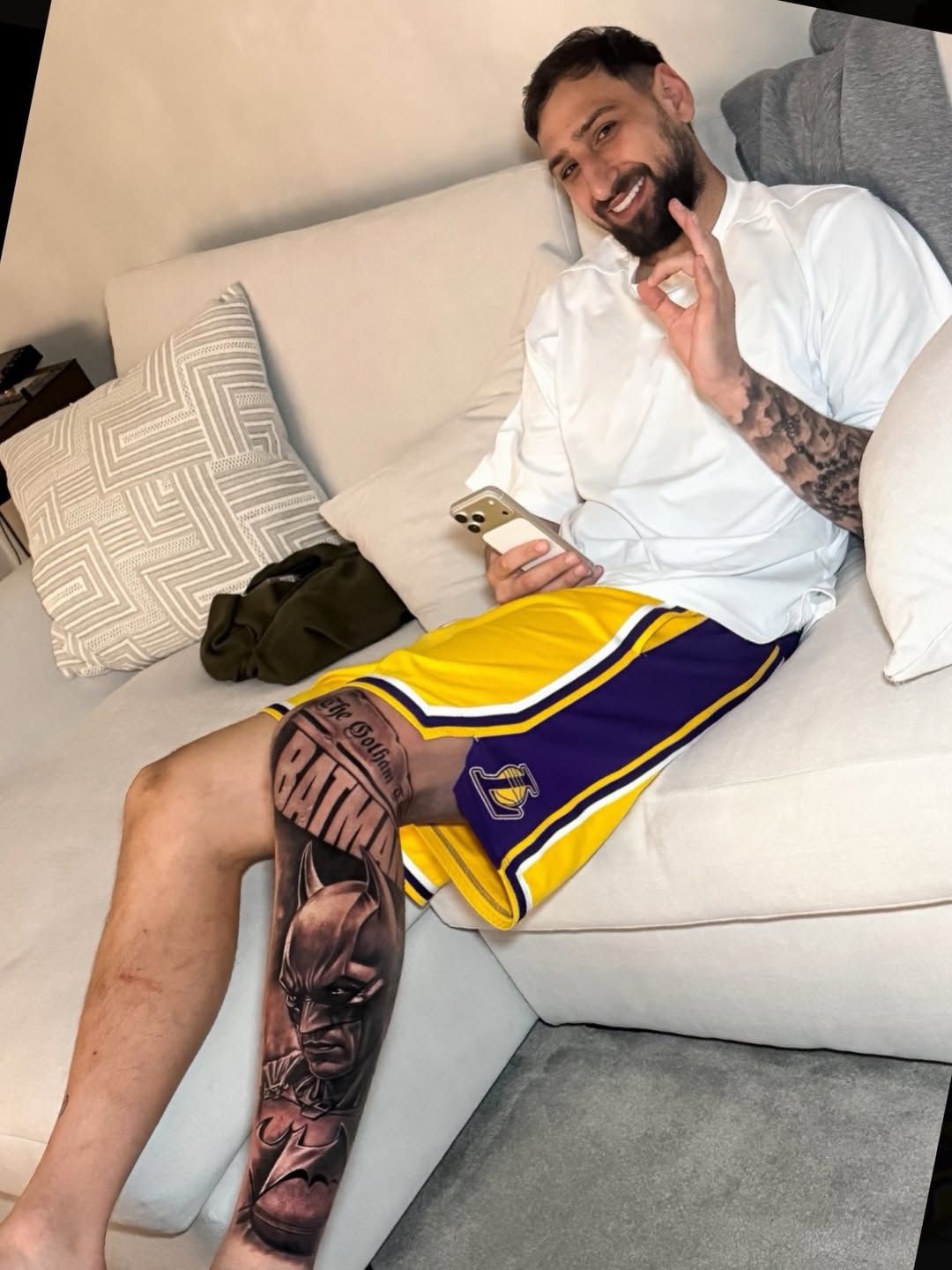 Tatuagem de Batman na perna esquerda de Donnarumma Foto: Instagram/valentinorussotattoo