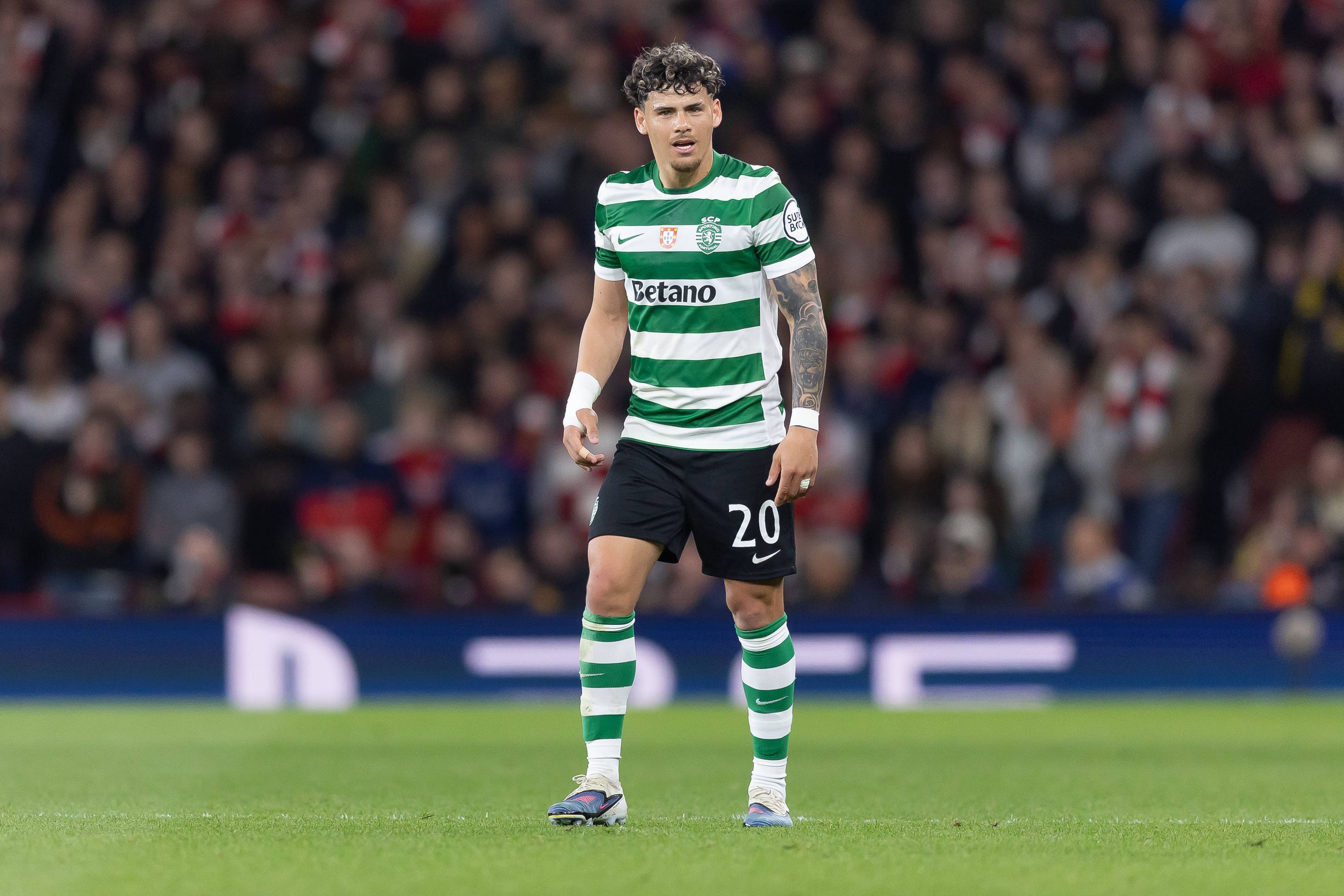 Maxi Araújo foi titular em ambos os jogos com o Arsenal e acertou no ferro na primeira mão