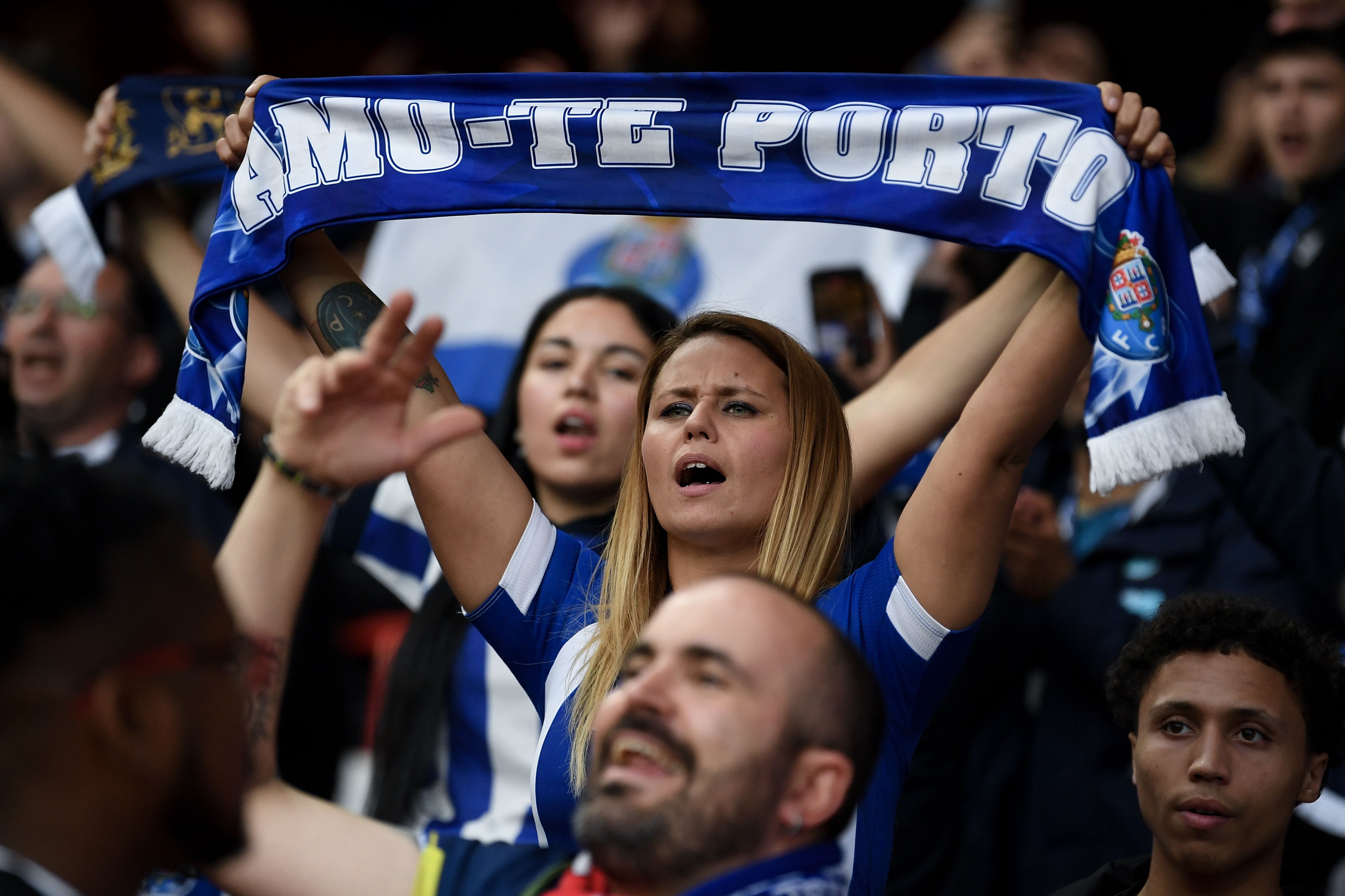 Adeptos portistas que acompanharam o clube em Inglaterra para o jogo com o Nottingham Forest - Foto: EPA