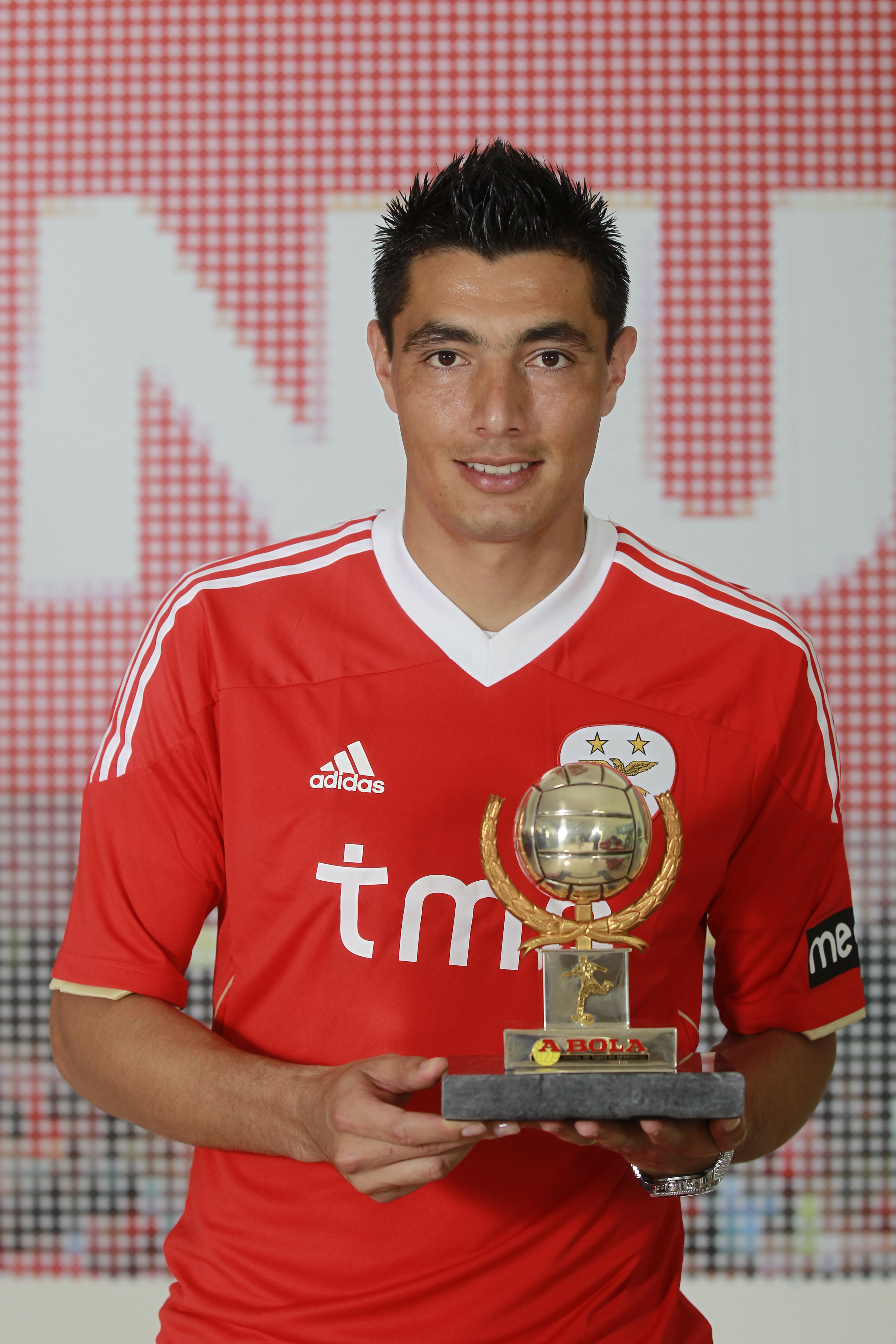 Cardozo recebeu, em 2011/12, A Bola de Prata, que distingue o melhor marcador do campeonato - Foto: A BOLA/André Alves