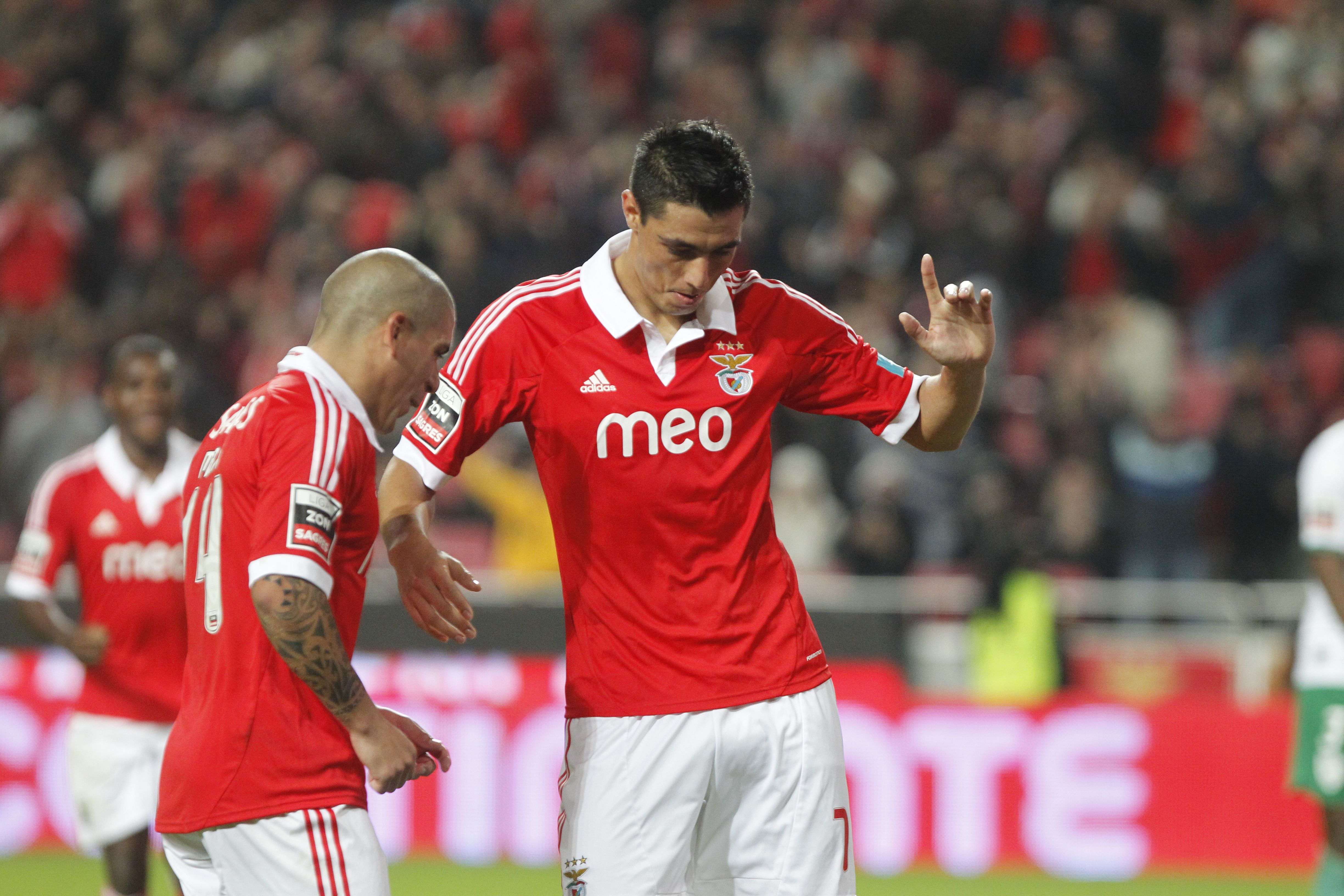 Cardozo festeja com Maxi Pereira no jogo contra o Marítimo, a 15 de dezembro de 2012 - Fez hat trick e chegou à marca de 100 golos pelo Benfica - Foto: A BOLA/Sérgio Miguel Santos