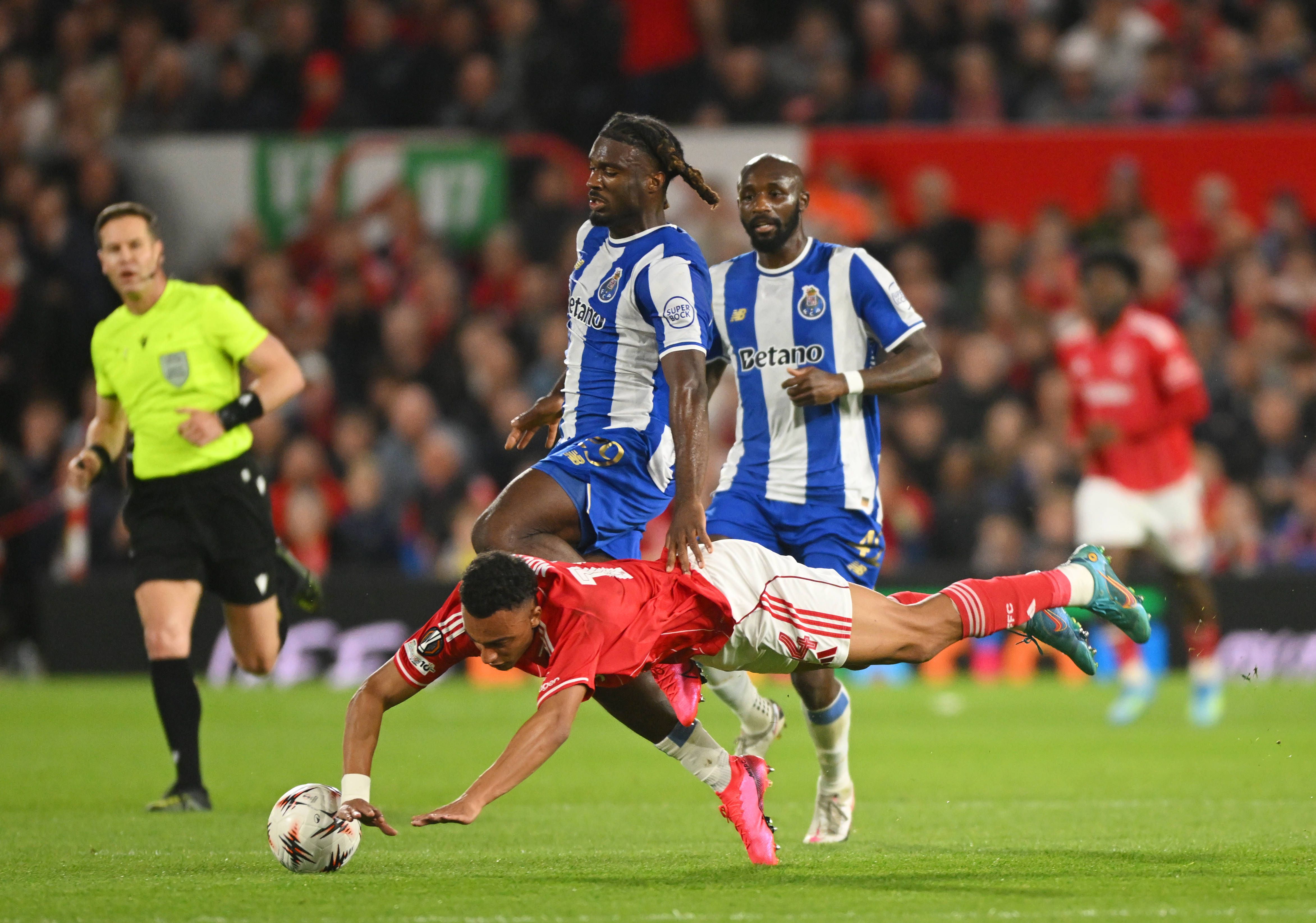 Moffi disputa a bola com um jogador do Nottingham Forest - Foto: IMAGO