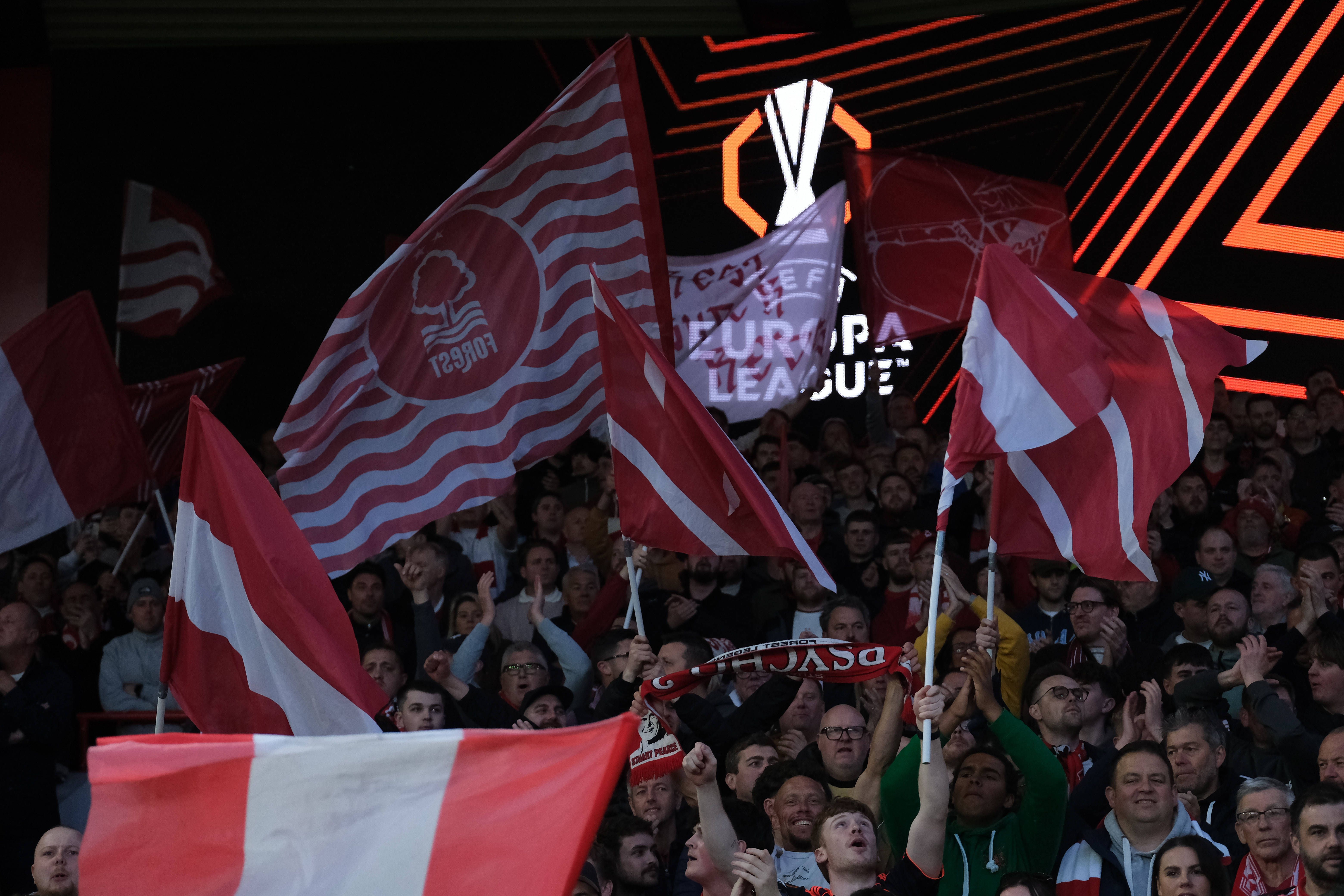 Adeptos do Nottingham Forest fazem a festa na bancada - Foto: IMAGO