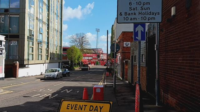 O barbeiro que 'apruma' Vítor Pereira em Nottingham