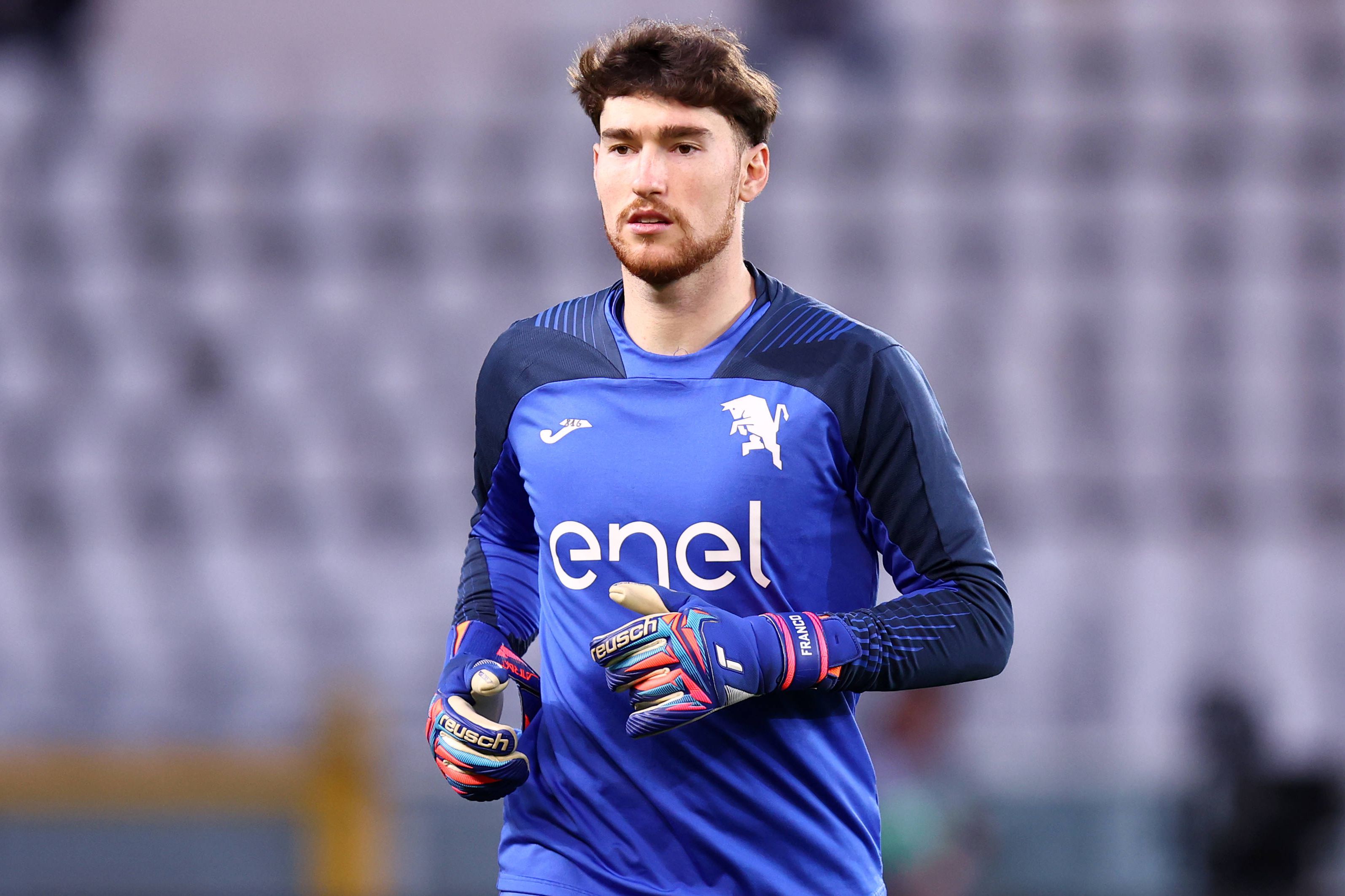 Franco Israel, guarda-redes uruguaio de 25 anos, no aquecimento do Torino