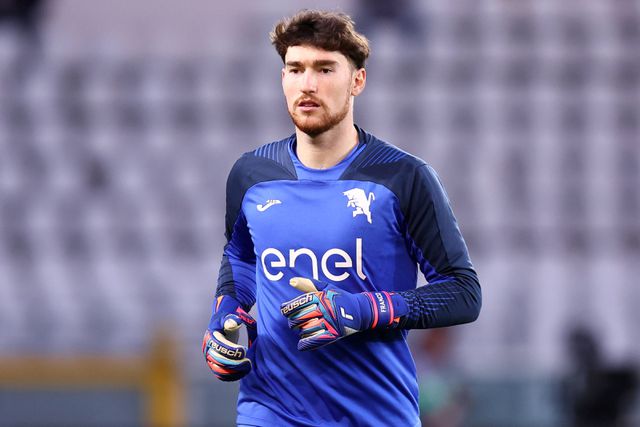 Franco Israel, guarda-redes uruguaio de 25 anos, no aquecimento do Torino