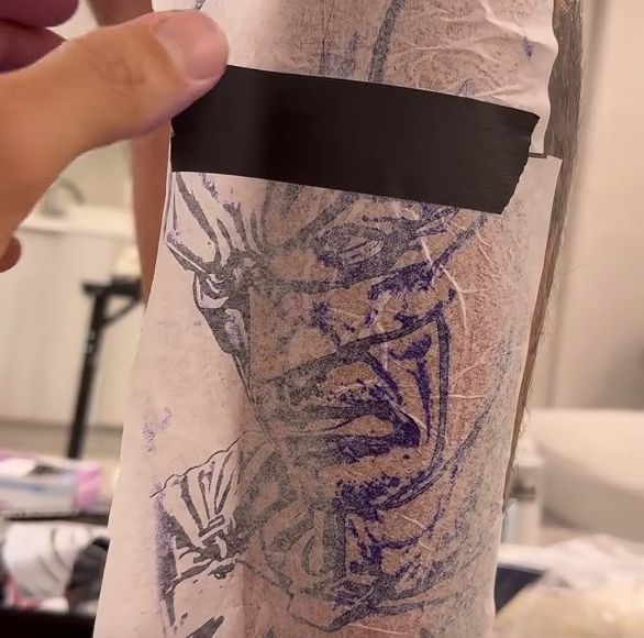 Tatuagem de Batman na perna esquerda de Donnarumma Foto: Instagram/valentinorussotattoo