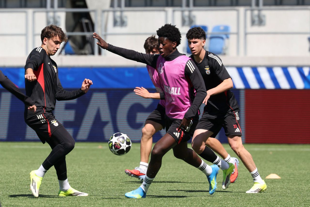 Anísio Cabral controla o esférico - Foto: SL Benfica