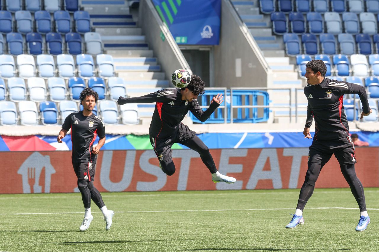 Figueiredo cabeceia o esférico - Foto: SL Benfica