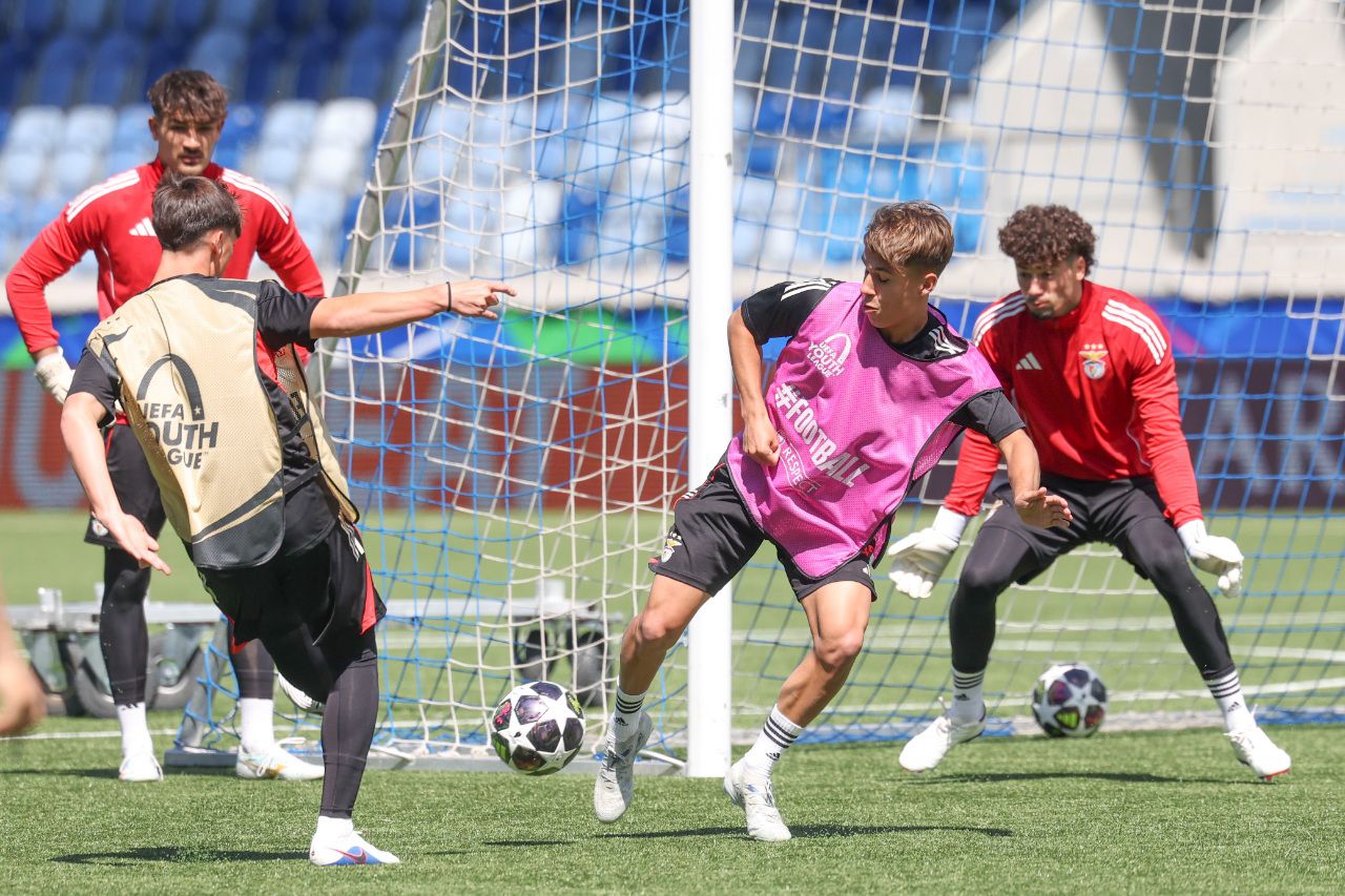 Quintas procura desviar remate de Tomás Soares - Foto: SL Benfica
