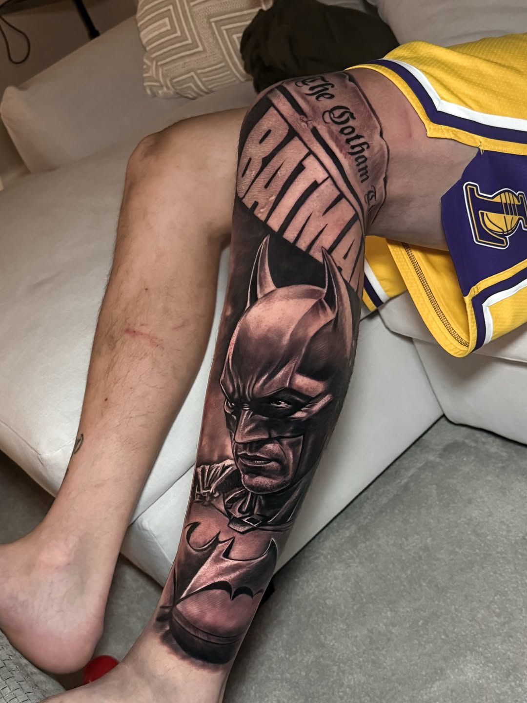 Tatuagem de Batman na perna esquerda de Donnarumma Foto: Instagram/valentinorussotattoo