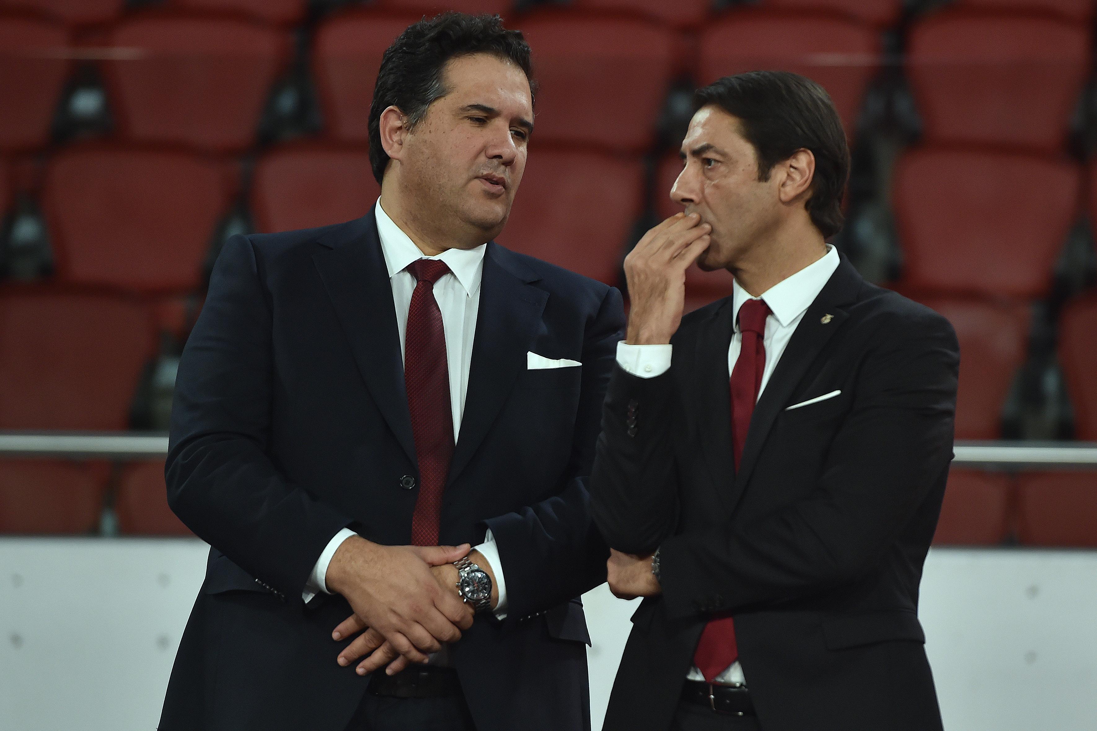 Nuno Catarino, diretor financeiro, e Rui Costa, presidente do Benfica — Foto: Miguel Nunes