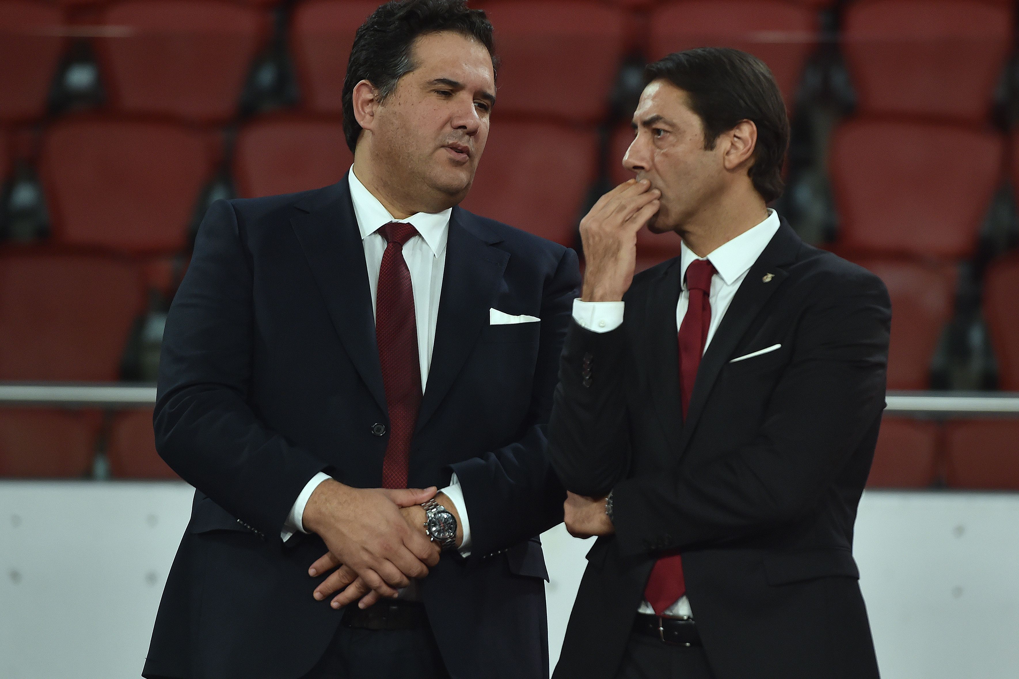 Nuno Catarino, diretor financeiro, e Rui Costa, presidente do Benfica, defendem que a centralização não tem condições para avançar — Foto: Miguel Nunes