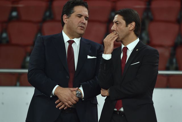 Nuno Catarino, diretor financeiro, e Rui Costa, presidente do Benfica, defendem que a centralização não tem condições para avançar — Foto: Miguel Nunes