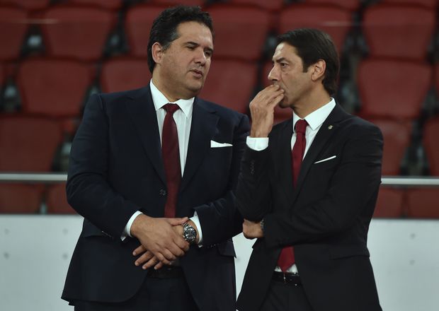 Nuno Catarino, diretor financeiro, e Rui Costa, presidente do Benfica, defendem que a centralização não tem condições para avançar — Foto: Miguel Nunes