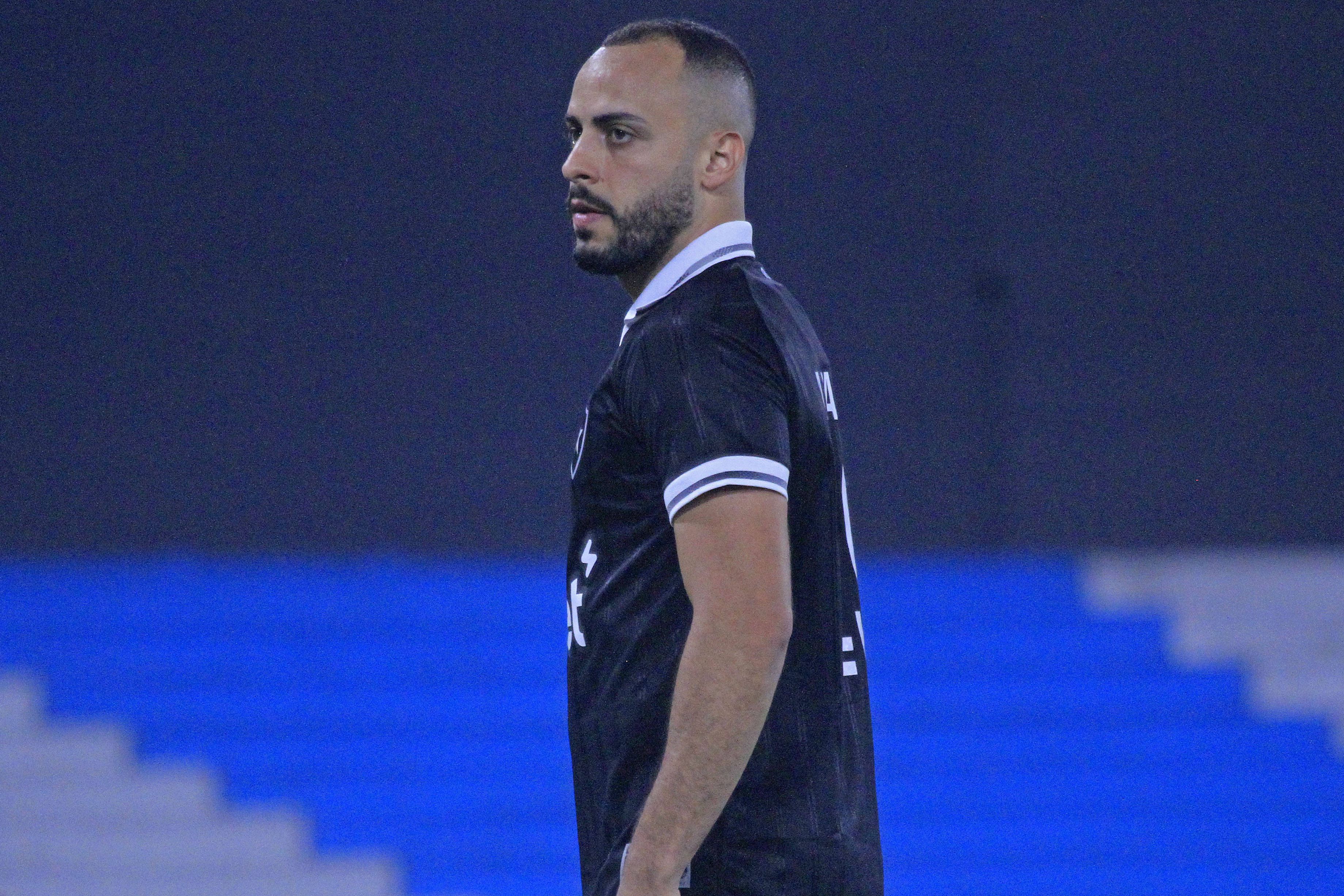 Arthur Cabral foi titular pelo Botafogo na Argentina e marcou