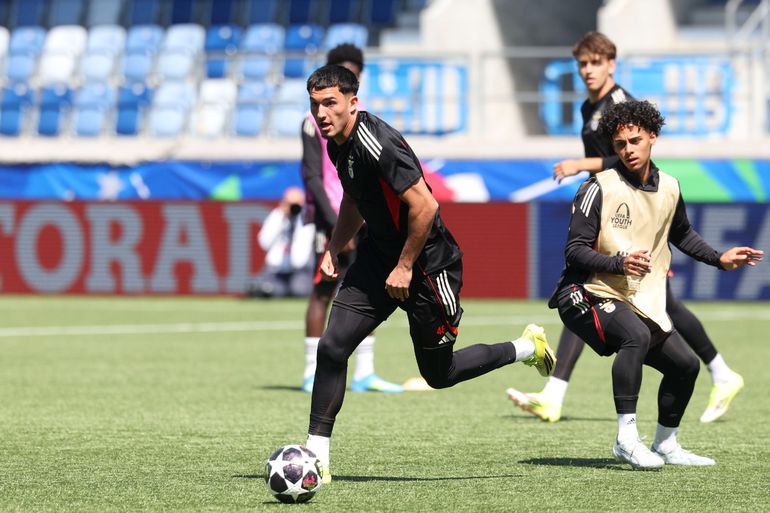 Tiago Freitas com a bola controlada - Foto: SL Benfica