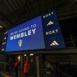 Leeds goleia Norwich e está a caminho de Wembley