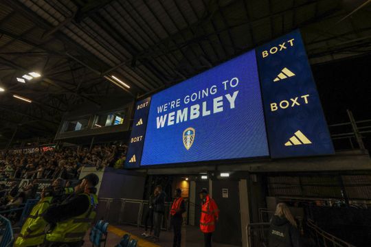 Leeds goleia Norwich e está a caminho de Wembley