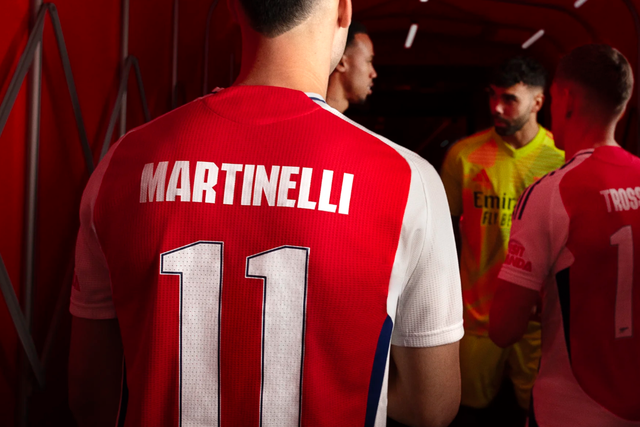 35 anos depois, canhão volta à camisola do Arsenal (vídeo e fotos)