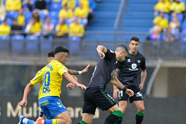 Betis escorrega nas Canárias e 'perde' Isco