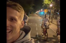 Jogadores do Barcelona vão de bicicleta dedicar título a Ferran Torres no hospital