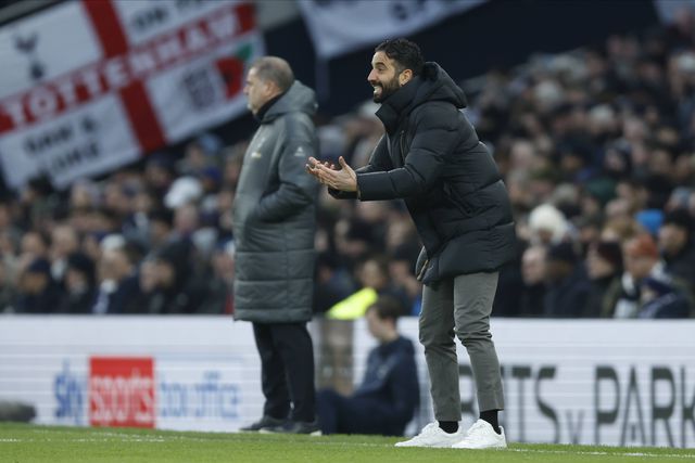 Ange Postecoglou e Rúben Amorim, respetivamente treinadores de Tottenham e Manchester United, junto à linha lateral