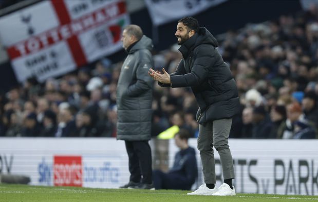 Ange Postecoglou e Rúben Amorim, respetivamente treinadores de Tottenham e Manchester United, junto à linha lateral