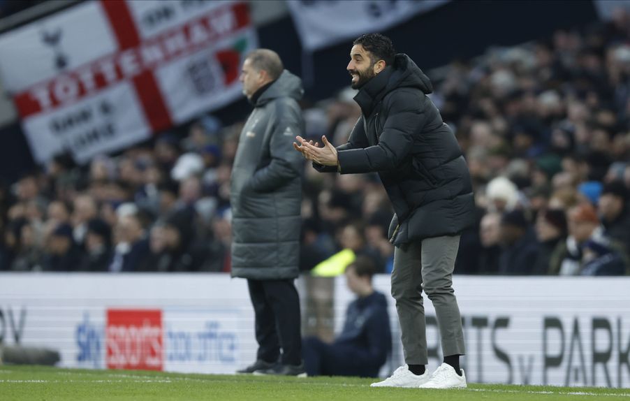Ange Postecoglou e Rúben Amorim, respetivamente treinadores de Tottenham e Manchester United, junto à linha lateral