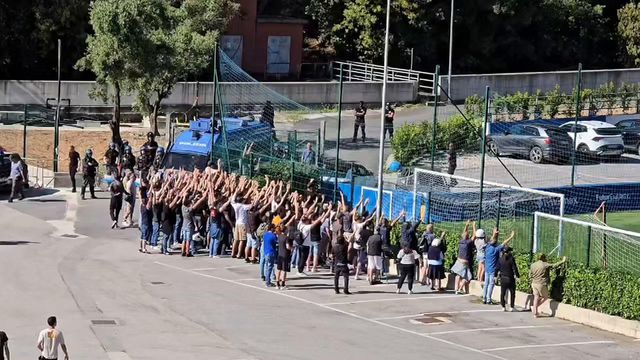 Sampdoria a 'arder': jogadores cercados por adeptos e obrigados a dar camisolas