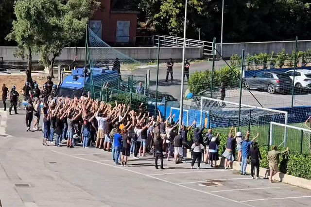 Sampdoria a 'arder': jogadores cercados por adeptos e obrigados a dar camisolas