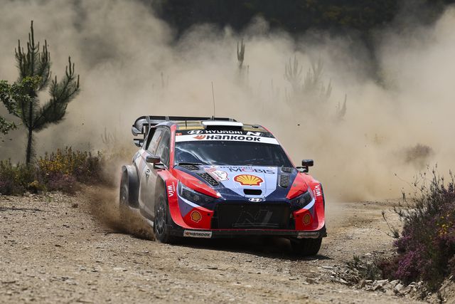 Ott Tanak impõe-se à armada da Toyota no primeiro dia 'a sério'