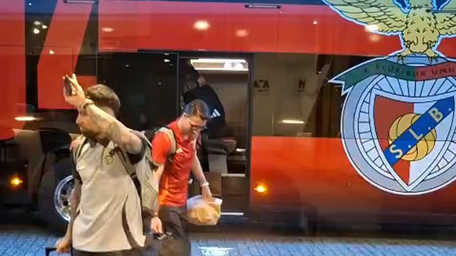 VÍDEO: a chegada dos jogadores do Benfica a Vila Nova de Gaia