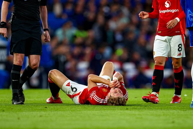 Hojlund no relvado queixoso em jogo do Manchester United