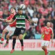 Akturkoglu e Maxi Araújo em duelo aéreo no jogo entre Benfica e Sporting da 33.ª jornada