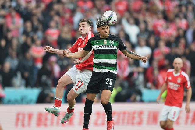 Akturkoglu e Maxi Araújo em duelo aéreo no jogo entre Benfica e Sporting da 33.ª jornada