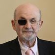 Salman Rushdie foi atacado em Nova Iorque em 2022 (IMAGO)