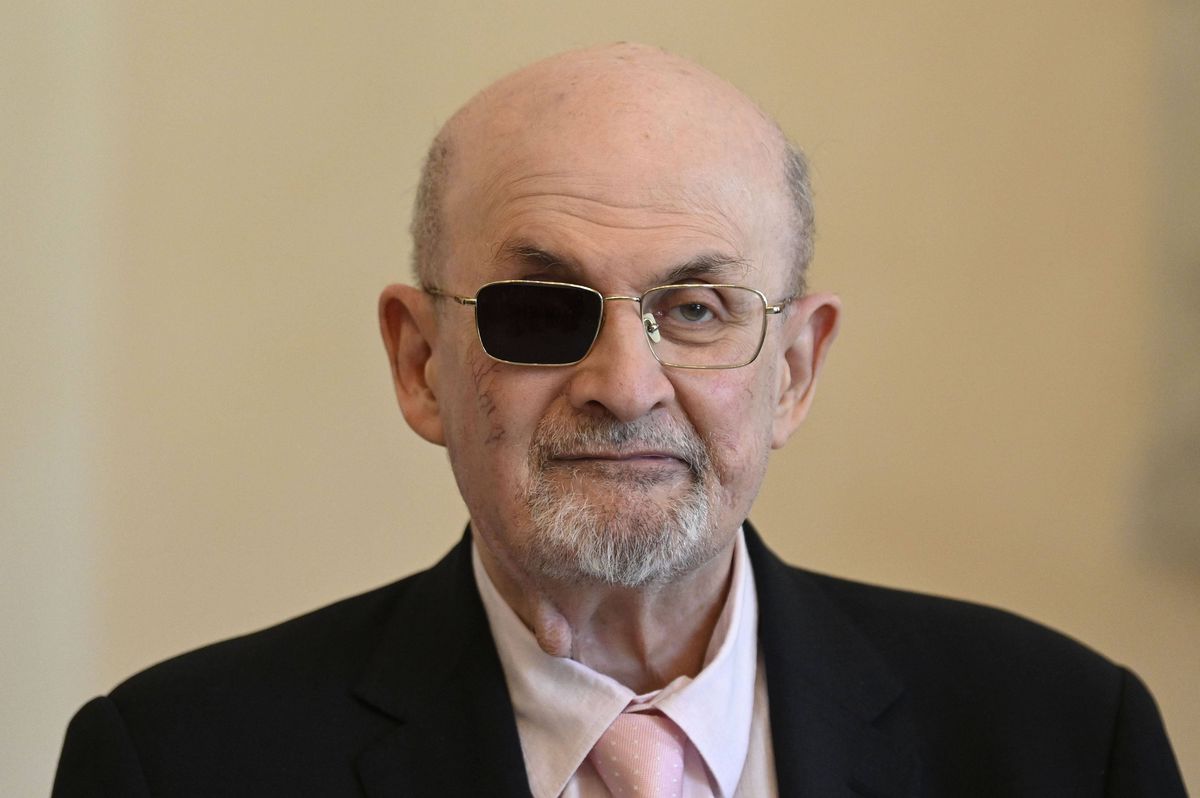 Condenado a 25 anos de prisão homem que esfaqueou Salman Rushdie