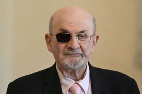 Condenado a 25 anos de prisão homem que esfaqueou Salman Rushdie