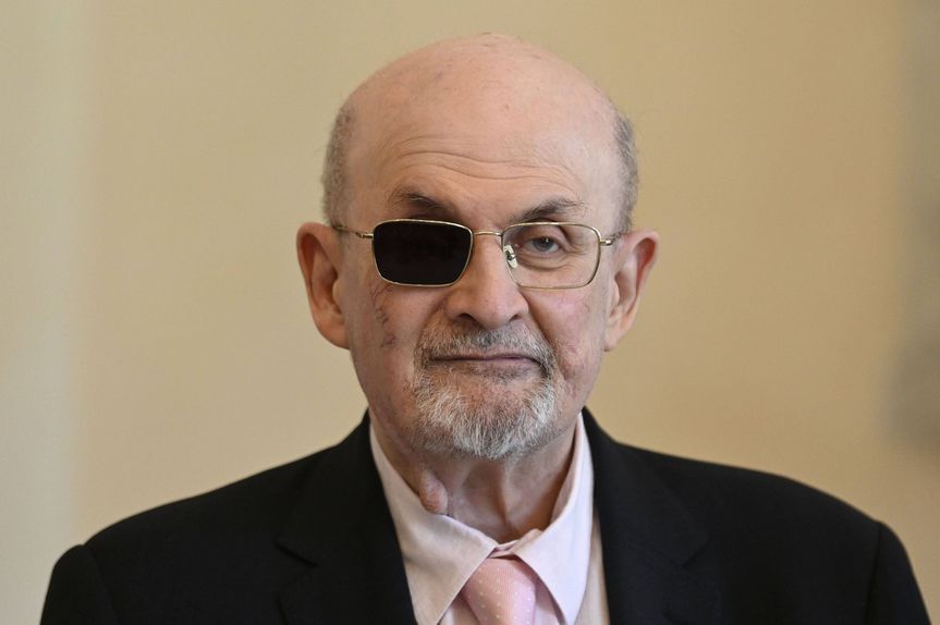 Salman Rushdie foi atacado em Nova Iorque em 2022 (IMAGO)