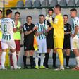 Coroação do histórico capitão dos vila-condenses no momento do adeus aos relvados (Foto: Fernando Veludo/LUSA)