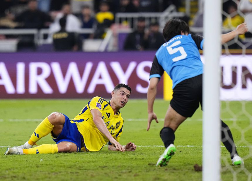 Cristiano Ronaldo no chão após um remate