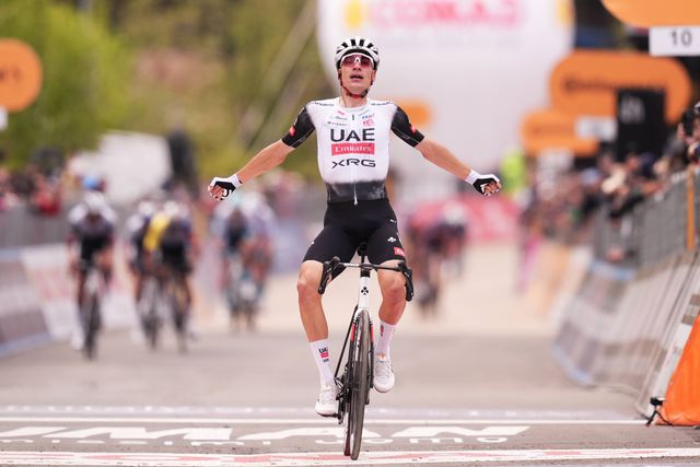 Juan Ayuso vence primeira batalha de montanha no Giro