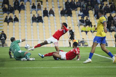 Ríos faz o 0-1 no Estoril — Foto: JOSE SENA GOULAO/LUSA